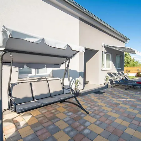 3 Bedroom Awesome In Hébergement de vacances Donje Rastane