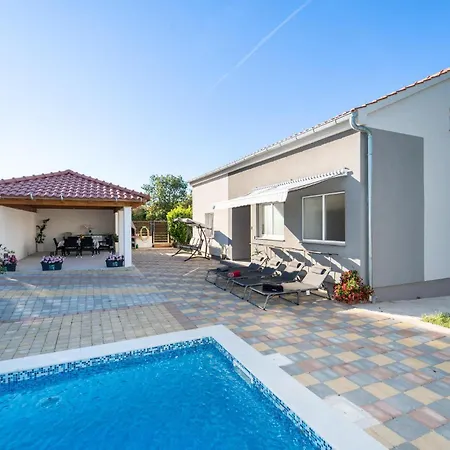3 Bedroom Awesome In Holiday home *
