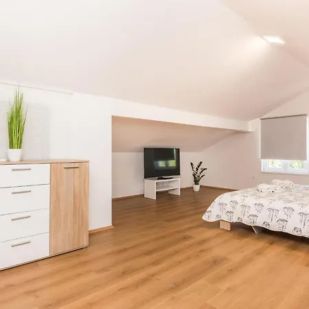 3 Bedroom Awesome In Holiday home *