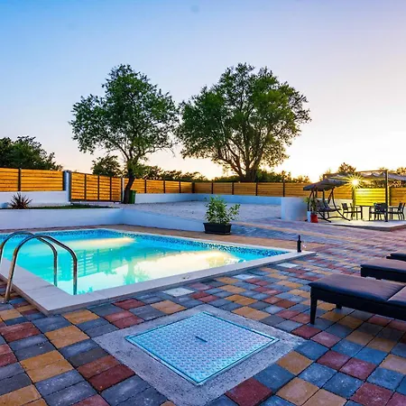 3 Bedroom Awesome In Holiday home Donje Rastane