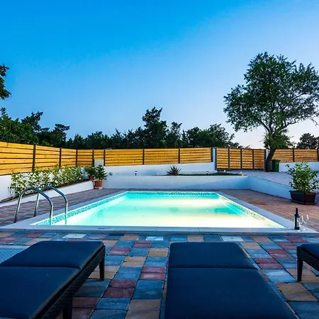Holiday home 3 Bedroom Awesome In Donje Rastane