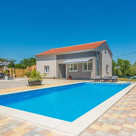 3 Bedroom Awesome In Holiday home *