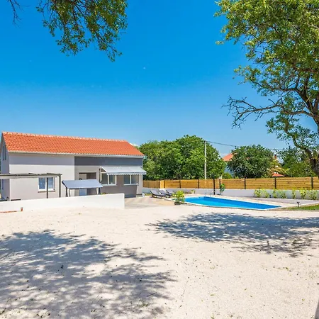3 Bedroom Awesome In Holiday home Donje Rastane