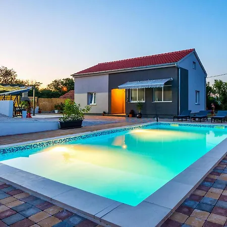 3 Bedroom Awesome In Holiday home Donje Rastane