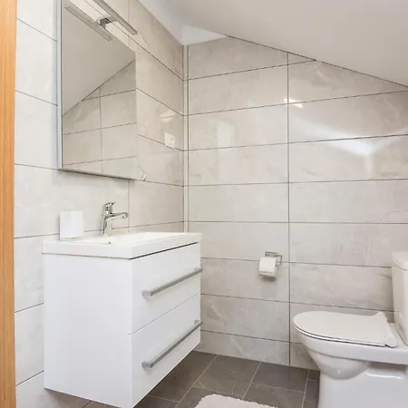 Holiday home 3 Bedroom Awesome In Donje Rastane