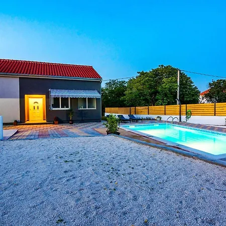 3 Bedroom Awesome In *