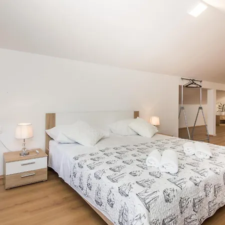 3 Bedroom Awesome In Donje Rastane