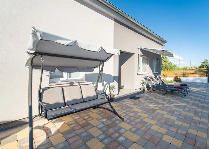 3 Bedroom Awesome In Сasa de vacaciones Donje Rastane