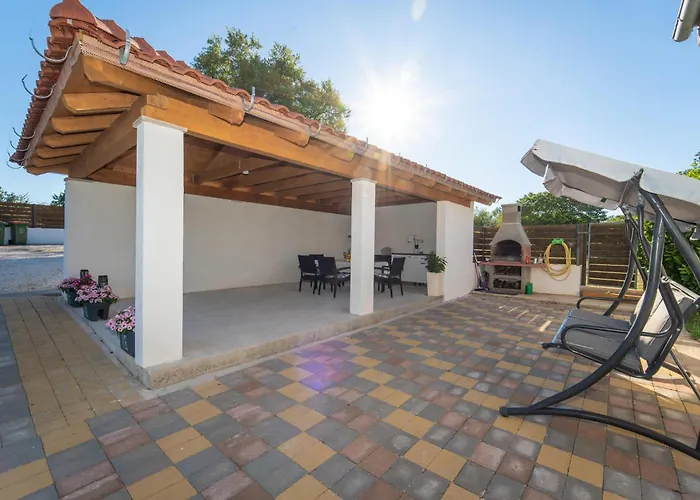 3 Bedroom Awesome In Сasa de vacaciones Donje Rastane