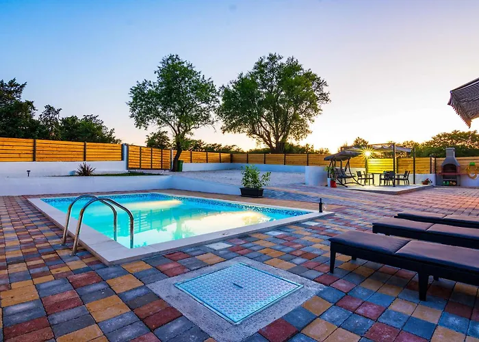 3 Bedroom Awesome In Сasa de vacaciones Donje Rastane