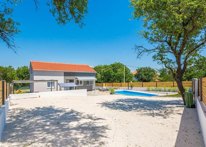 3 Bedroom Awesome In 펜션 Donje Rastane