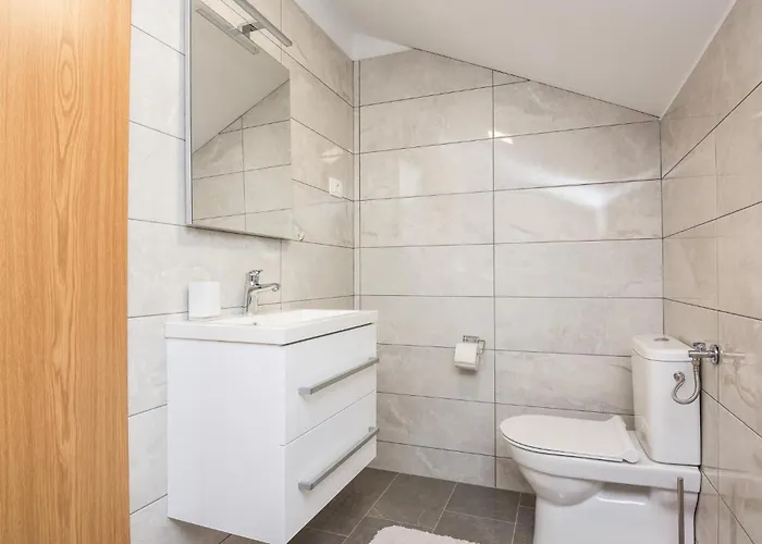 Сasa de vacaciones 3 Bedroom Awesome In Donje Rastane